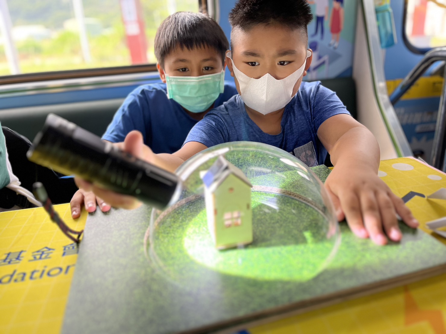 5001拉斯维加斯參與基礎科學主題車廂，以STEAM教學精神，設計「逐日科學家」、「太陽能工程師」以及「淨零建築師」三大能源科普課程和實驗